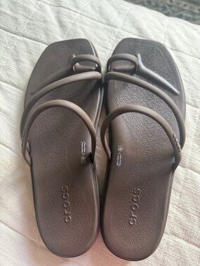 CROCS Miami toe loop sandel